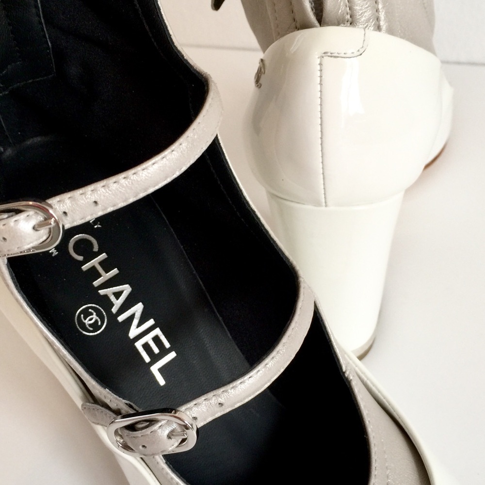 RARE NWT CHANEL WHITE PATENT PUMP WITH LAMBSKIN GLADIATOR INSET - Picture 6 of 13